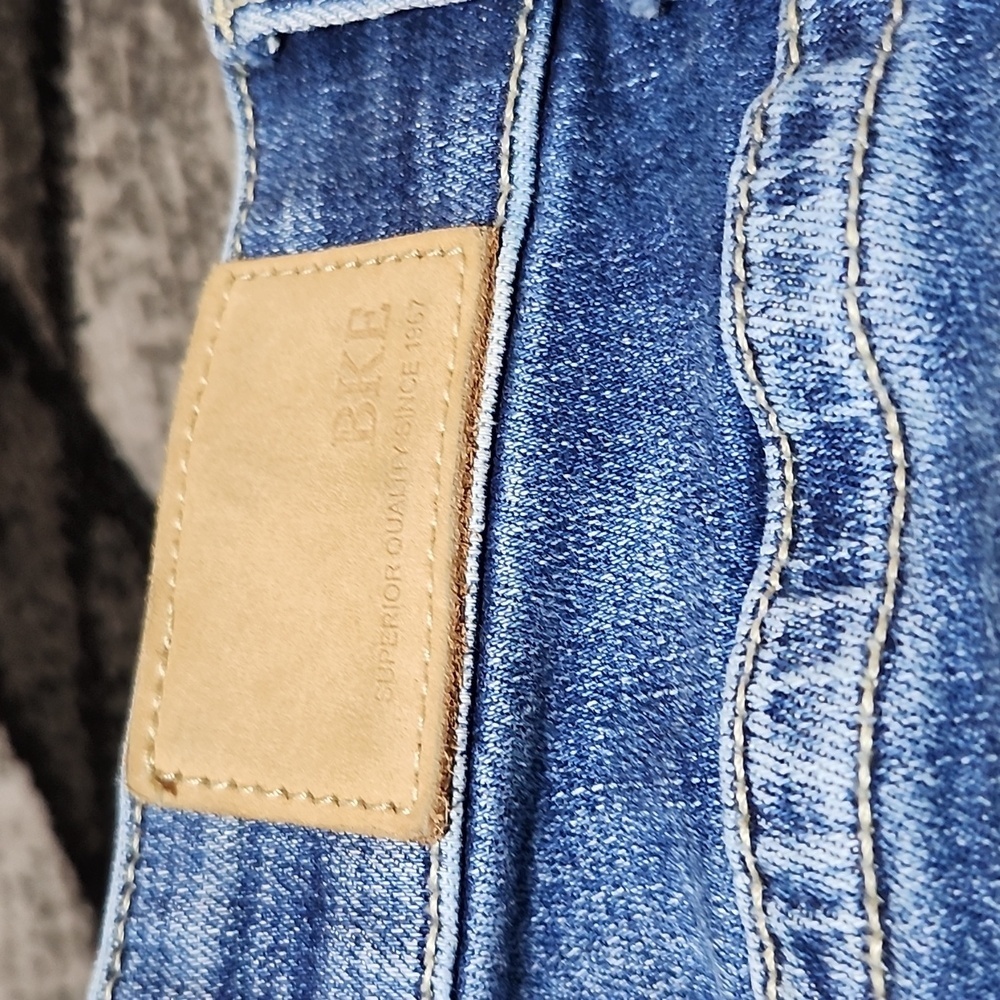 BKE PAYTON EMBROIDERED DISTRESSED UNIVERSAL FIT MID-RISE CROPPED DENIM J… - Picture 3 of 13